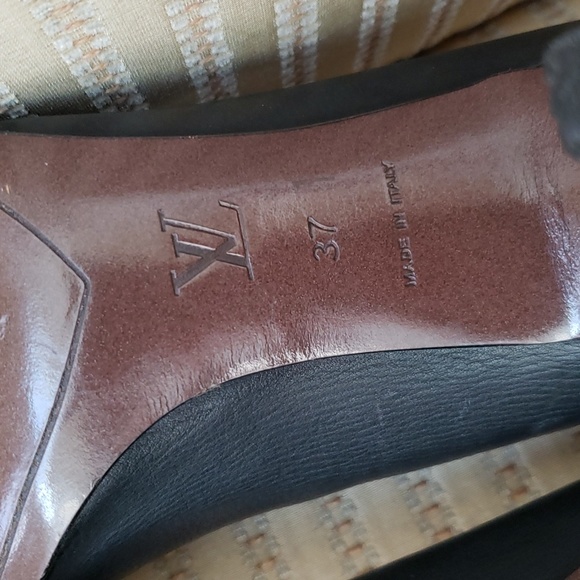 LOUIS VUITTON PUMPS WITH LV CUBE CHARM - Picture 11 of 11